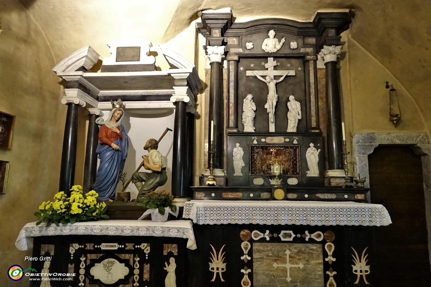 42 Altare con edicola della Madonna dell'apparizione .JPG